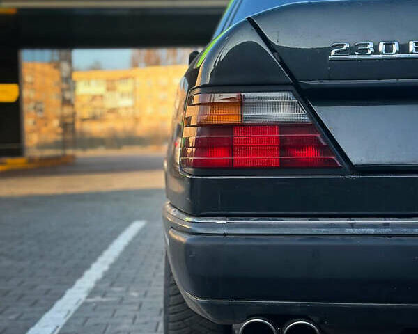 Черный Мерседес Е-Класс, объемом двигателя 2.3 л и пробегом 200 тыс. км за 2500 $, фото 7 на Automoto.ua