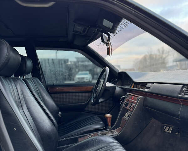 Черный Мерседес Е-Класс, объемом двигателя 2.5 л и пробегом 400 тыс. км за 1999 $, фото 3 на Automoto.ua