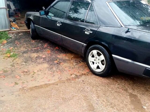 Черный Мерседес Е-Класс, объемом двигателя 2.2 л и пробегом 388 тыс. км за 2350 $, фото 2 на Automoto.ua