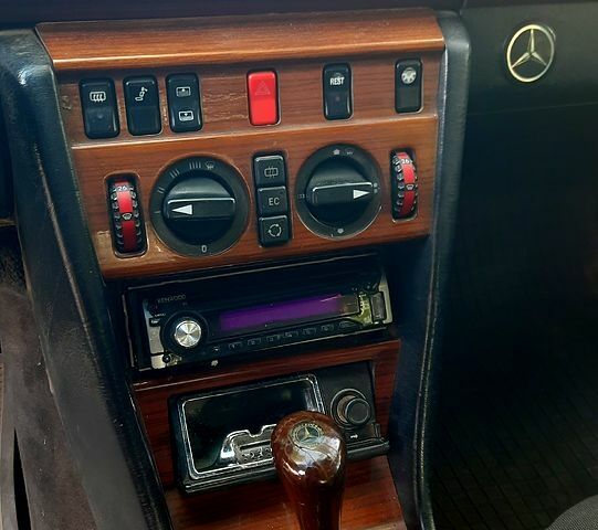 Черный Мерседес Е-Класс, объемом двигателя 2.5 л и пробегом 278 тыс. км за 2500 $, фото 7 на Automoto.ua