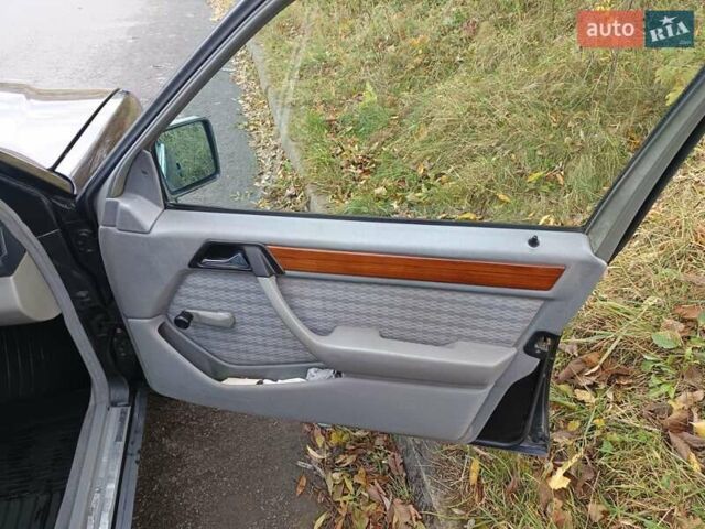 Чорний Мерседес Е-Клас, об'ємом двигуна 2.2 л та пробігом 346 тис. км за 1900 $, фото 7 на Automoto.ua