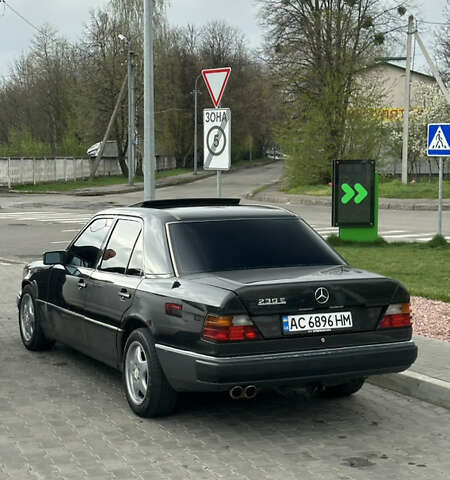 Черный Мерседес Е-Класс, объемом двигателя 2.3 л и пробегом 200 тыс. км за 2500 $, фото 2 на Automoto.ua