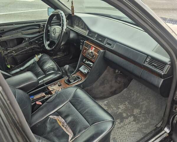 Чорний Мерседес Е-Клас, об'ємом двигуна 2 л та пробігом 488 тис. км за 3200 $, фото 13 на Automoto.ua