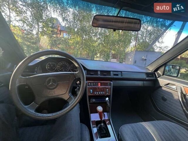 Чорний Мерседес Е-Клас, об'ємом двигуна 2 л та пробігом 680 тис. км за 3500 $, фото 4 на Automoto.ua