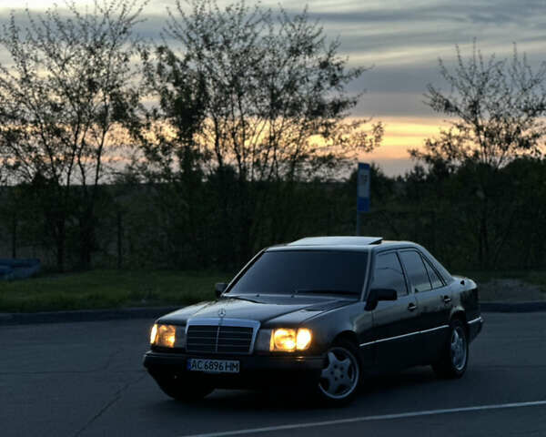 Черный Мерседес Е-Класс, объемом двигателя 2.3 л и пробегом 200 тыс. км за 2500 $, фото 4 на Automoto.ua