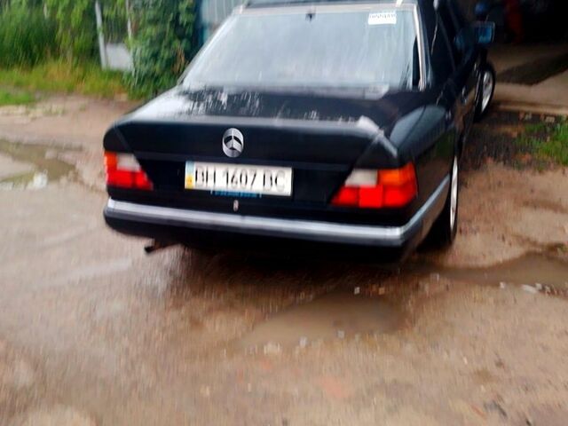 Черный Мерседес Е-Класс, объемом двигателя 2.2 л и пробегом 388 тыс. км за 2350 $, фото 1 на Automoto.ua