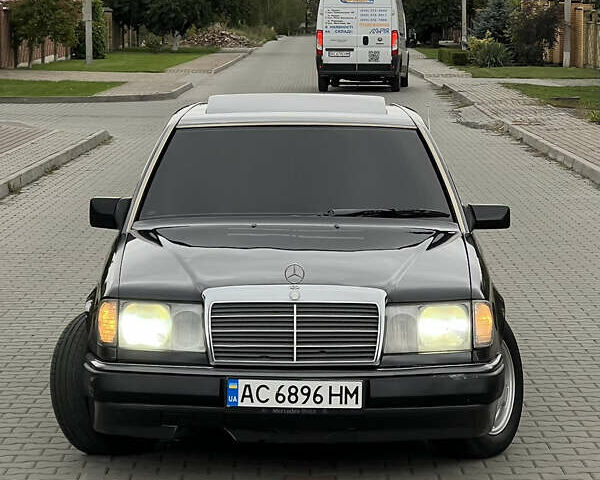 Черный Мерседес Е-Класс, объемом двигателя 2.3 л и пробегом 200 тыс. км за 2500 $, фото 8 на Automoto.ua
