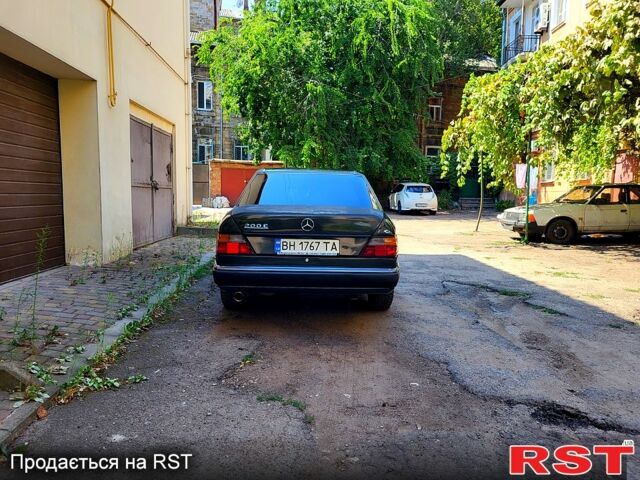 Чорний Мерседес Е-Клас, об'ємом двигуна 2 л та пробігом 342 тис. км за 3000 $, фото 1 на Automoto.ua