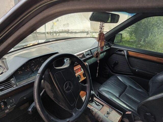 Черный Мерседес Е-Класс, объемом двигателя 2.5 л и пробегом 500 тыс. км за 800 $, фото 4 на Automoto.ua