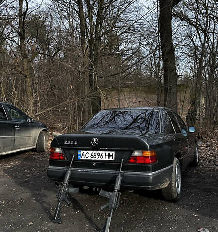 Черный Мерседес Е-Класс, объемом двигателя 2.3 л и пробегом 200 тыс. км за 2500 $, фото 6 на Automoto.ua