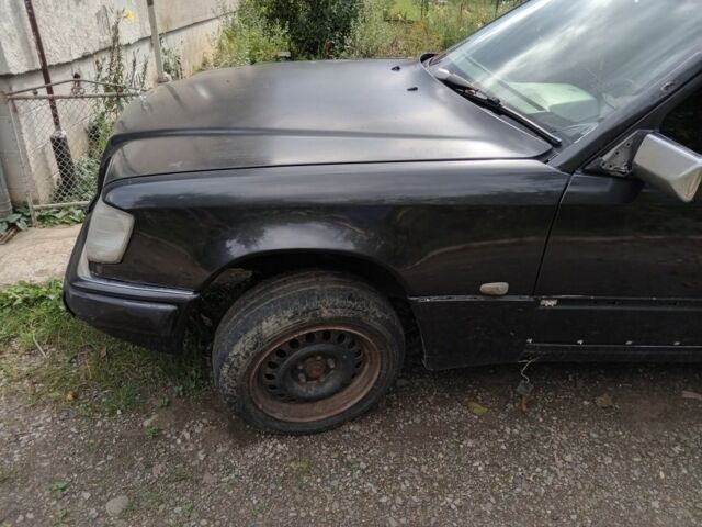 Черный Мерседес Е-Класс, объемом двигателя 2.5 л и пробегом 500 тыс. км за 800 $, фото 1 на Automoto.ua