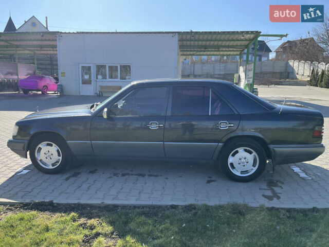 Черный Мерседес Е-Класс, объемом двигателя 2.5 л и пробегом 350 тыс. км за 3500 $, фото 2 на Automoto.ua