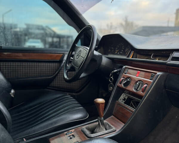 Черный Мерседес Е-Класс, объемом двигателя 2.5 л и пробегом 400 тыс. км за 1999 $, фото 4 на Automoto.ua