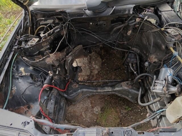 Черный Мерседес Е-Класс, объемом двигателя 2.5 л и пробегом 500 тыс. км за 800 $, фото 6 на Automoto.ua