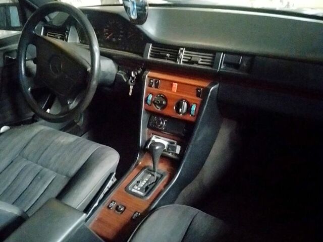 Черный Мерседес Е-Класс, объемом двигателя 2.2 л и пробегом 388 тыс. км за 2350 $, фото 4 на Automoto.ua