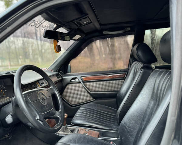 Черный Мерседес Е-Класс, объемом двигателя 2.5 л и пробегом 400 тыс. км за 1999 $, фото 2 на Automoto.ua