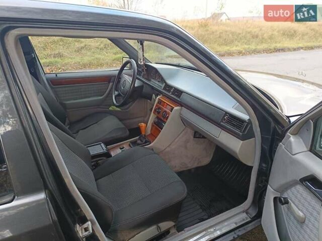 Чорний Мерседес Е-Клас, об'ємом двигуна 2.2 л та пробігом 346 тис. км за 1900 $, фото 6 на Automoto.ua