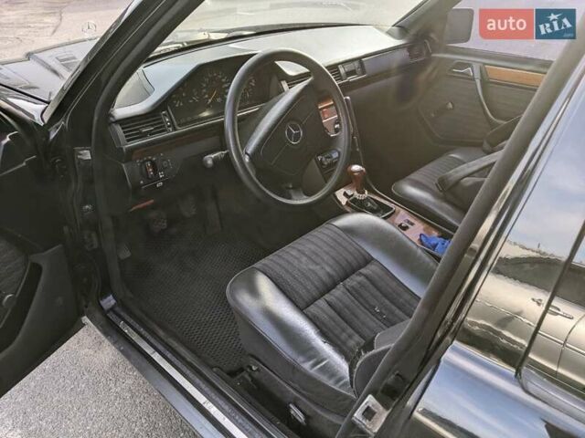 Чорний Мерседес Е-Клас, об'ємом двигуна 2.2 л та пробігом 377 тис. км за 4000 $, фото 4 на Automoto.ua