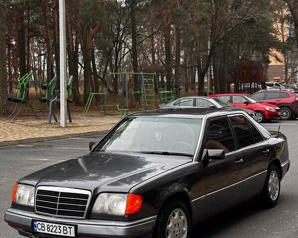 Черный Мерседес Е-Класс, объемом двигателя 2.5 л и пробегом 670 тыс. км за 3500 $, фото 7 на Automoto.ua