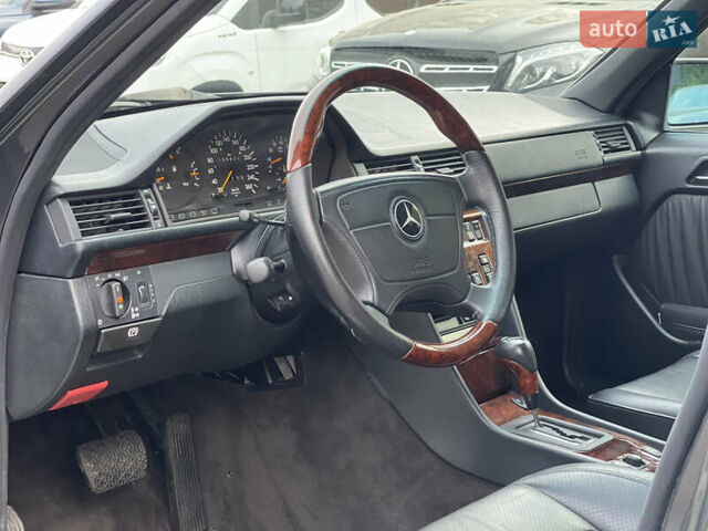 Черный Мерседес Е-Класс, объемом двигателя 0 л и пробегом 106 тыс. км за 77000 $, фото 8 на Automoto.ua