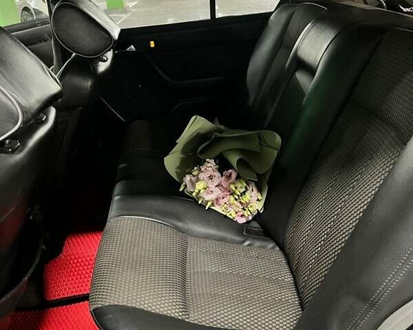 Черный Мерседес Е-Класс, объемом двигателя 2.2 л и пробегом 200 тыс. км за 2500 $, фото 5 на Automoto.ua