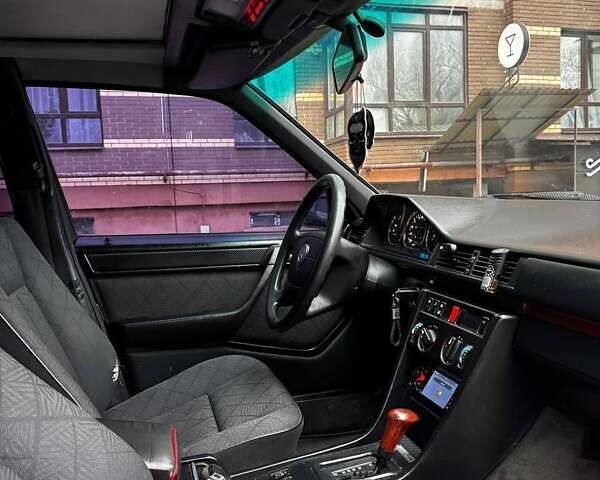 Черный Мерседес Е-Класс, объемом двигателя 2.5 л и пробегом 670 тыс. км за 3500 $, фото 12 на Automoto.ua