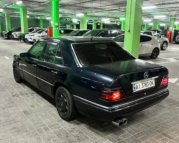 Черный Мерседес Е-Класс, объемом двигателя 2.2 л и пробегом 200 тыс. км за 2500 $, фото 1 на Automoto.ua