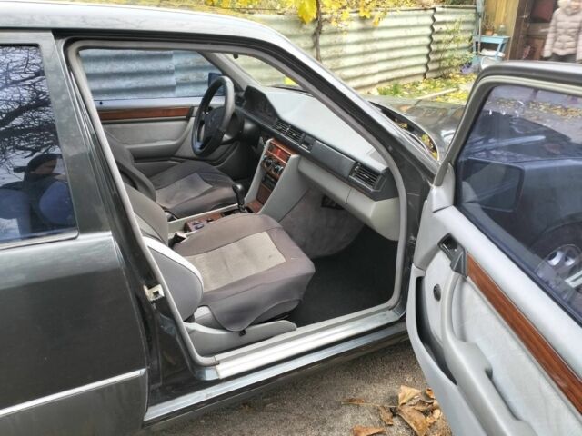 Чорний Мерседес Е-Клас, об'ємом двигуна 2.2 л та пробігом 340 тис. км за 1600 $, фото 3 на Automoto.ua