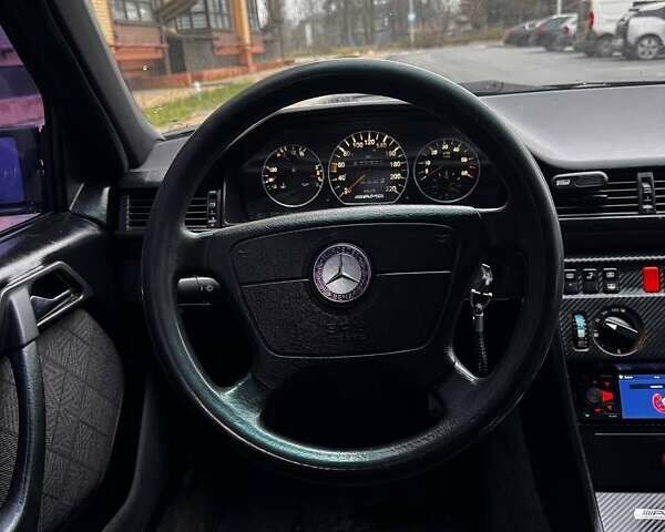 Черный Мерседес Е-Класс, объемом двигателя 2.5 л и пробегом 670 тыс. км за 3500 $, фото 13 на Automoto.ua