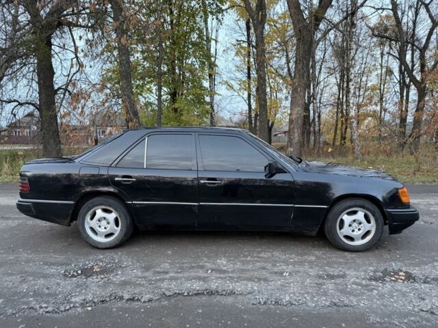 Черный Мерседес Е-Класс, объемом двигателя 2.2 л и пробегом 285 тыс. км за 2450 $, фото 6 на Automoto.ua