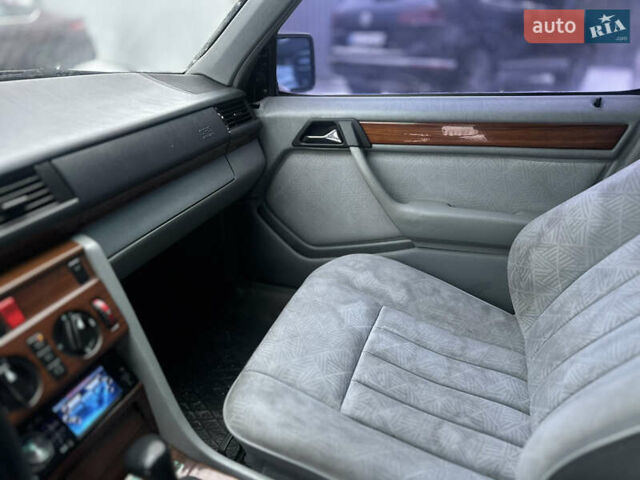 Чорний Мерседес Е-Клас, об'ємом двигуна 2.2 л та пробігом 378 тис. км за 1800 $, фото 12 на Automoto.ua