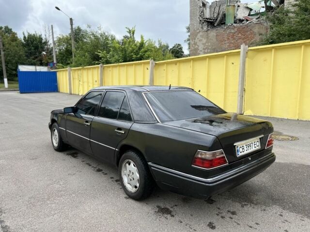 Черный Мерседес Е-Класс, объемом двигателя 2 л и пробегом 400 тыс. км за 1600 $, фото 2 на Automoto.ua