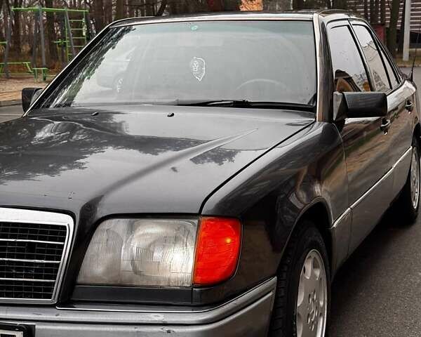 Черный Мерседес Е-Класс, объемом двигателя 2.5 л и пробегом 670 тыс. км за 3500 $, фото 3 на Automoto.ua