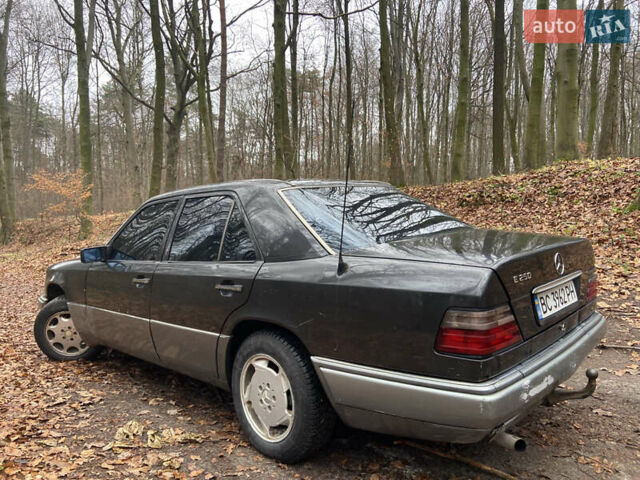 Черный Мерседес Е-Класс, объемом двигателя 2.5 л и пробегом 518 тыс. км за 2300 $, фото 3 на Automoto.ua