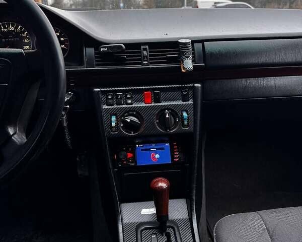 Черный Мерседес Е-Класс, объемом двигателя 2.5 л и пробегом 670 тыс. км за 3500 $, фото 14 на Automoto.ua