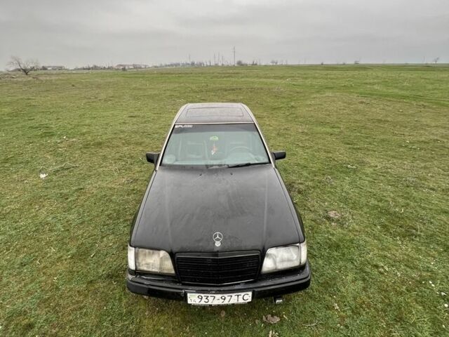 Черный Мерседес Е-Класс, объемом двигателя 2.8 л и пробегом 300 тыс. км за 2700 $, фото 13 на Automoto.ua