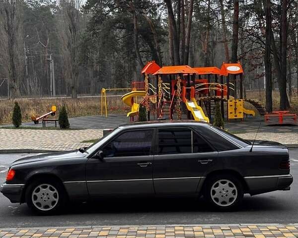 Черный Мерседес Е-Класс, объемом двигателя 2.5 л и пробегом 670 тыс. км за 3500 $, фото 8 на Automoto.ua