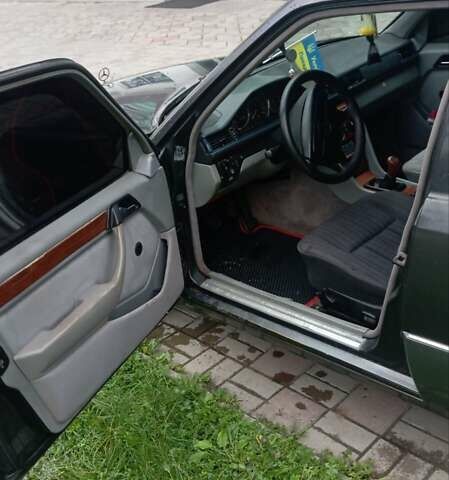 Черный Мерседес Е-Класс, объемом двигателя 2.2 л и пробегом 355 тыс. км за 2900 $, фото 6 на Automoto.ua