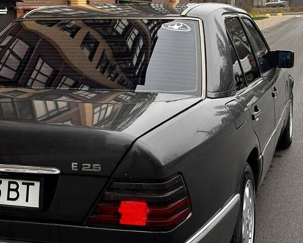 Черный Мерседес Е-Класс, объемом двигателя 2.5 л и пробегом 670 тыс. км за 3500 $, фото 11 на Automoto.ua