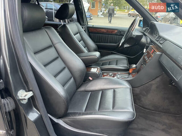 Черный Мерседес Е-Класс, объемом двигателя 0 л и пробегом 106 тыс. км за 77000 $, фото 22 на Automoto.ua