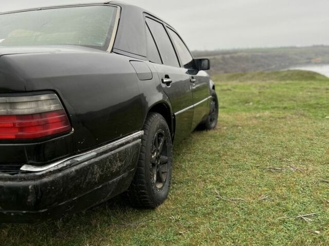 Черный Мерседес Е-Класс, объемом двигателя 2.8 л и пробегом 300 тыс. км за 2700 $, фото 9 на Automoto.ua