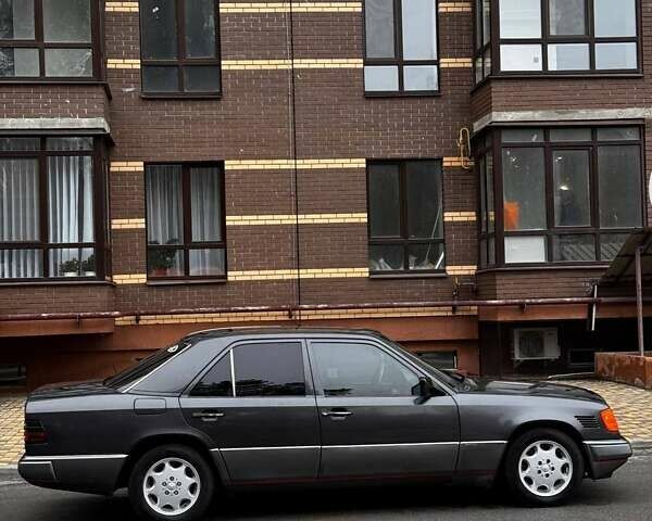 Черный Мерседес Е-Класс, объемом двигателя 2.5 л и пробегом 670 тыс. км за 3500 $, фото 10 на Automoto.ua