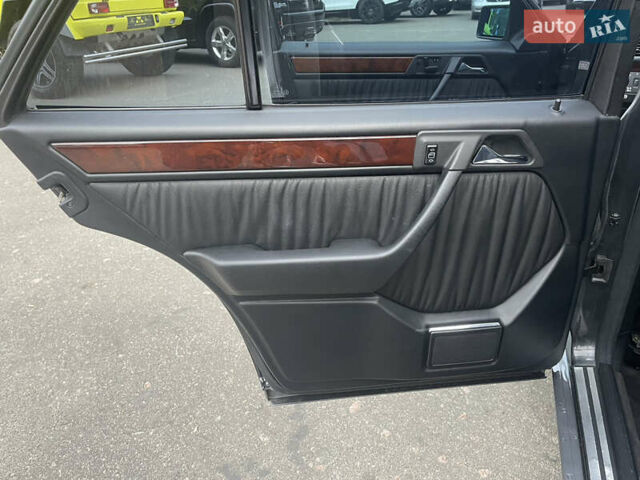 Черный Мерседес Е-Класс, объемом двигателя 0 л и пробегом 106 тыс. км за 77000 $, фото 19 на Automoto.ua