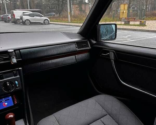 Черный Мерседес Е-Класс, объемом двигателя 2.5 л и пробегом 670 тыс. км за 3500 $, фото 15 на Automoto.ua