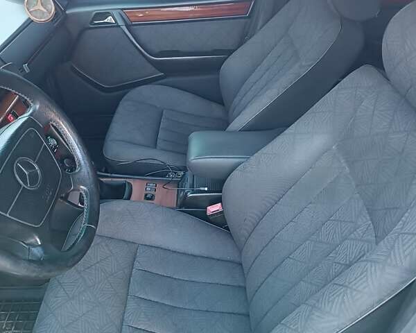 Черный Мерседес Е-Класс, объемом двигателя 2.8 л и пробегом 356 тыс. км за 6250 $, фото 9 на Automoto.ua
