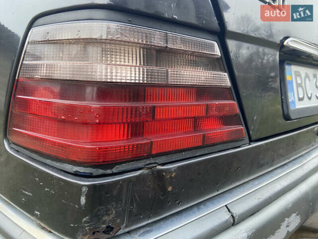 Черный Мерседес Е-Класс, объемом двигателя 2.5 л и пробегом 518 тыс. км за 2300 $, фото 10 на Automoto.ua