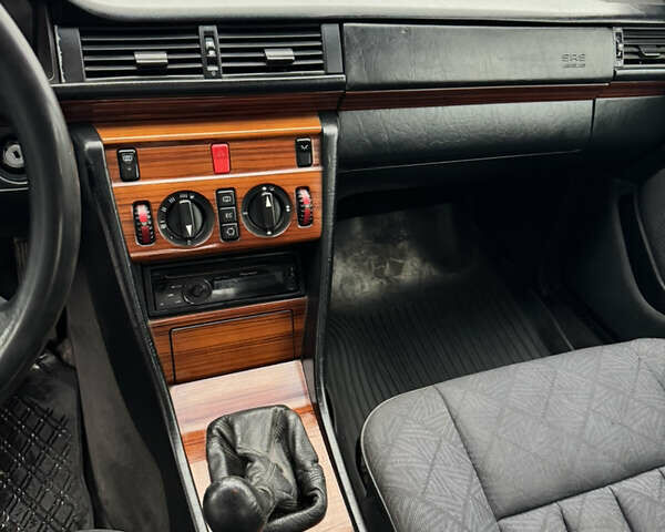 Чорний Мерседес Е-Клас, об'ємом двигуна 2.5 л та пробігом 535 тис. км за 3000 $, фото 9 на Automoto.ua