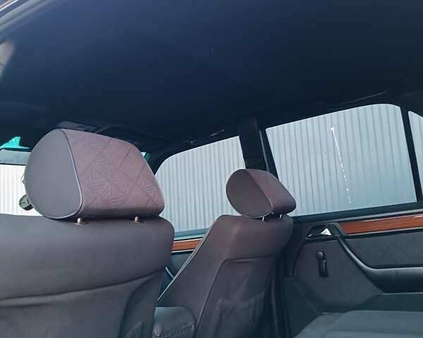 Черный Мерседес Е-Класс, объемом двигателя 2.8 л и пробегом 356 тыс. км за 6250 $, фото 12 на Automoto.ua