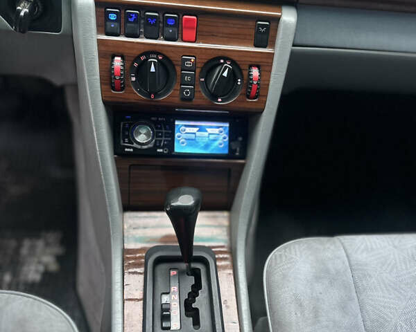 Чорний Мерседес Е-Клас, об'ємом двигуна 2.2 л та пробігом 378 тис. км за 1800 $, фото 14 на Automoto.ua