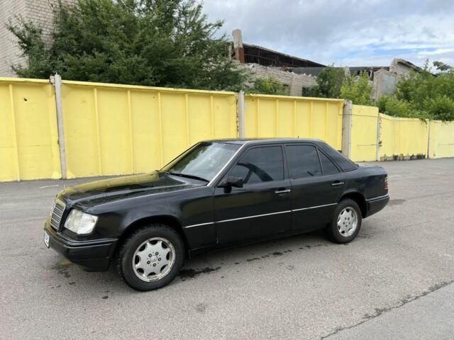 Черный Мерседес Е-Класс, объемом двигателя 2 л и пробегом 400 тыс. км за 1600 $, фото 1 на Automoto.ua